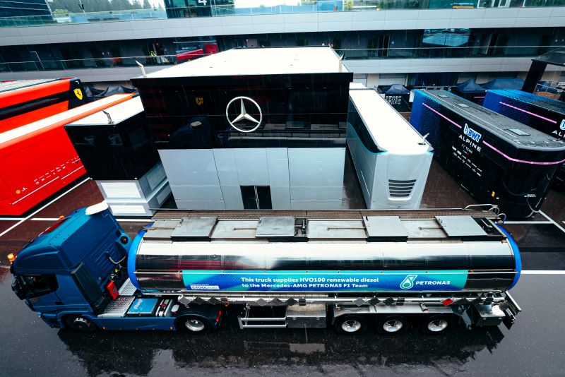 Teste de uso do diesel verde HVO100 em 16 caminhões da equipe Mercedes de Fórmula 1