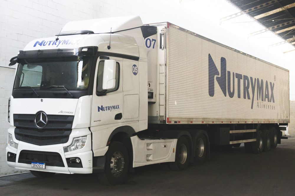 Nutrymax Alimentos renova e amplia frota com 80 caminhões Mercedes-Benz