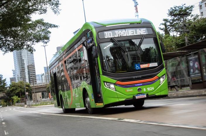 VW Caminhões e Ônibus inicia entregas do e-Volksbus e alcança marco histórico de 1,25 milhão de veículos produzidos